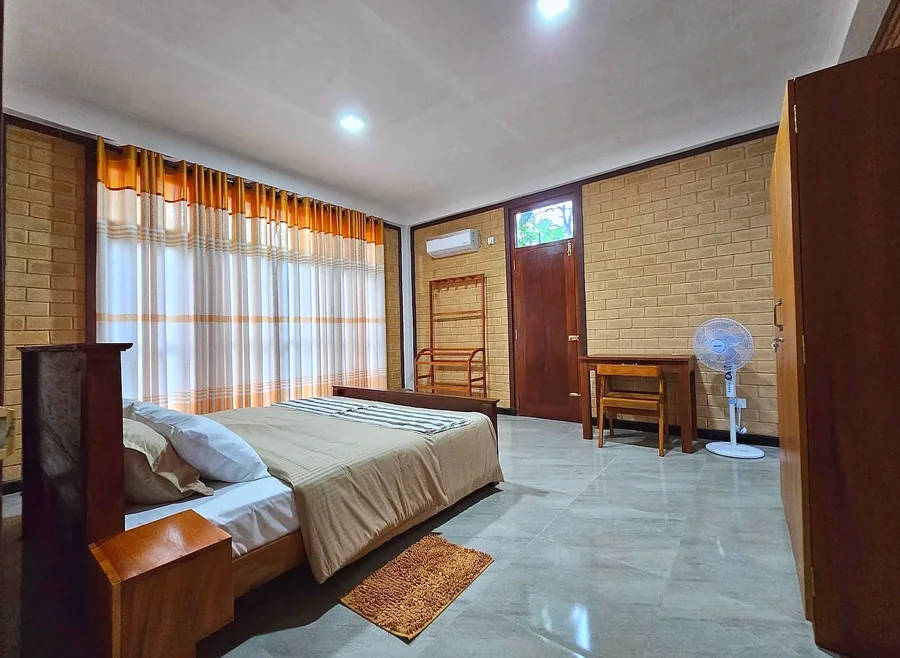 Chambre climatisée avec hautes fenêtres — Syndeo Garden, Hikkaduwa
