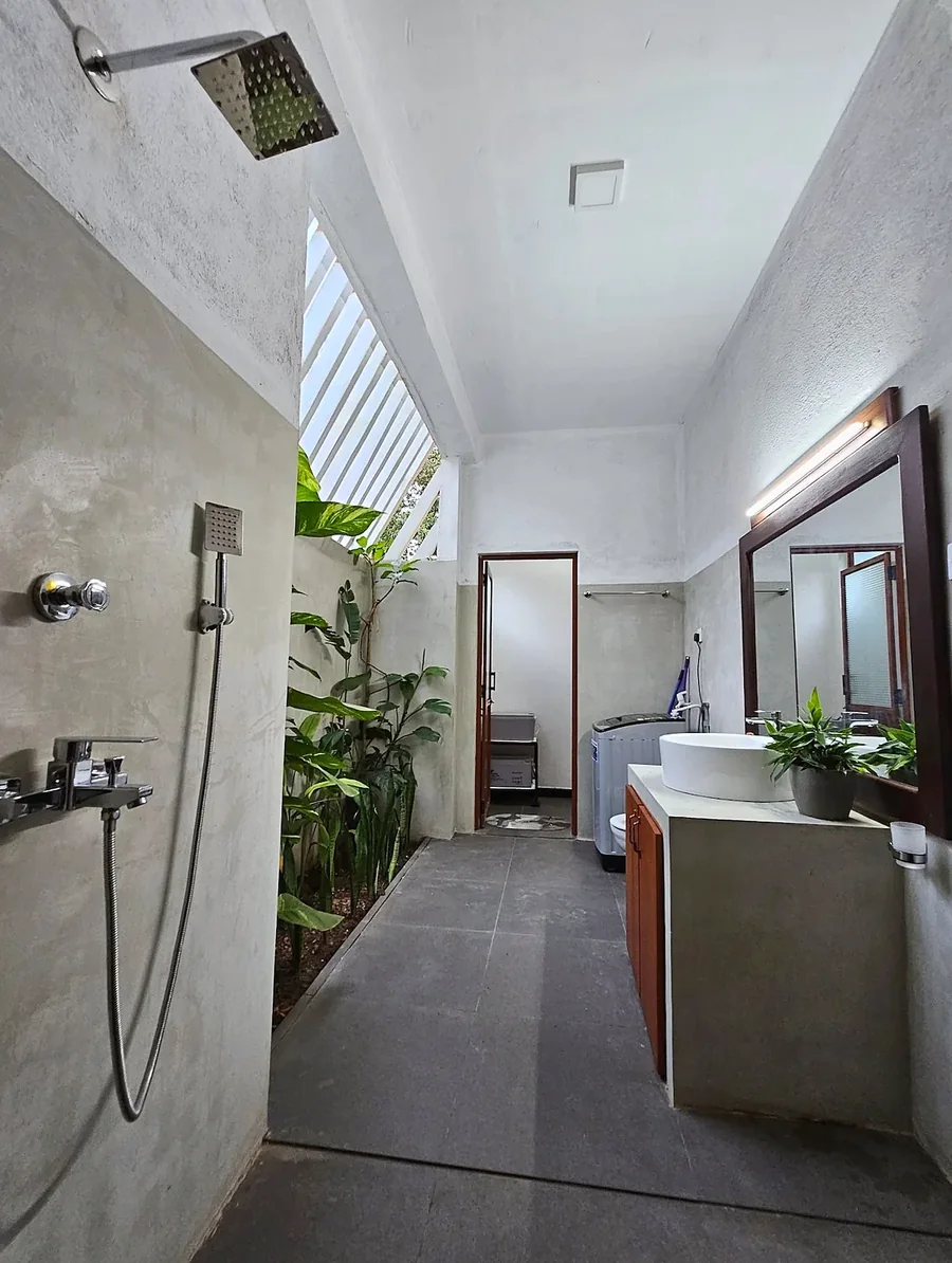 Salle de bains près d’une cour végétalisée à ciel ouvert — Syndeo Garden, Hikkaduwa