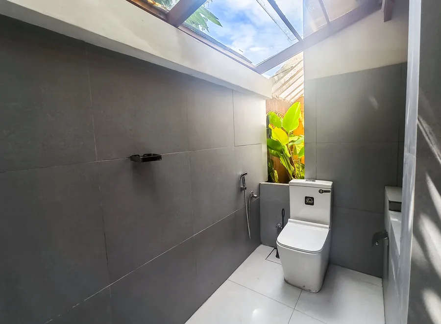 Salle de bains avec puits de lumière et plantes tropicales — Syndeo Garden, Hikkaduwa