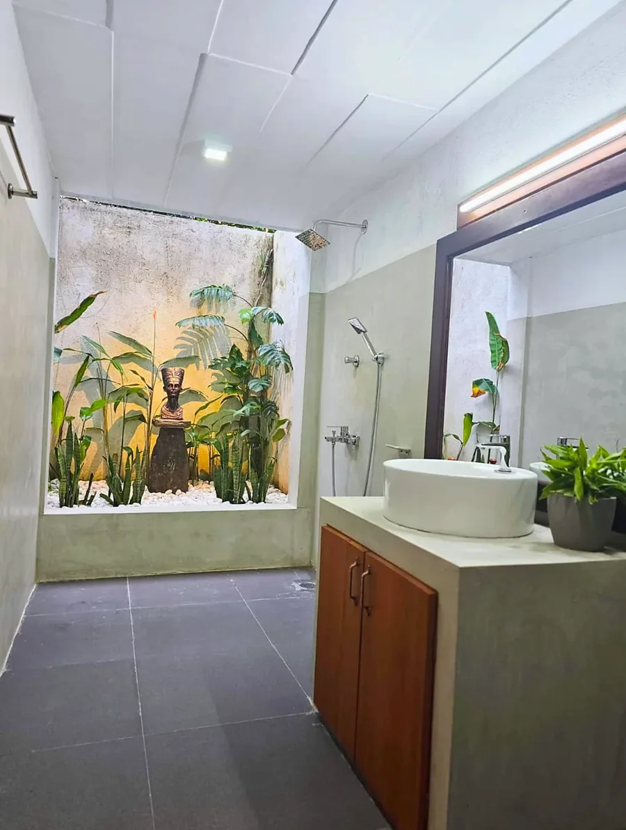 Salle de bains avec meuble vasque en bois et fenêtre sur le jardin — Syndeo Garden, Hikkaduwa