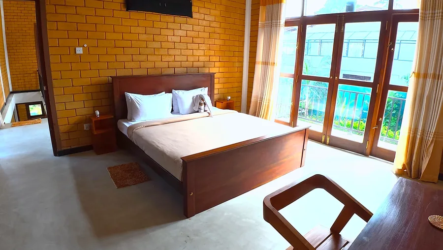Chambre avec hautes fenêtres sur le jardin — Syndeo Garden, Hikkaduwa
