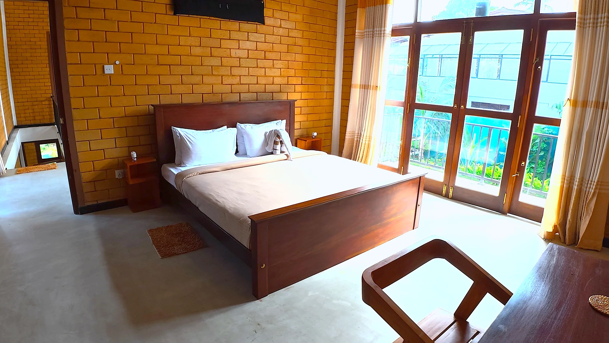 Chambre avec hautes fenêtres sur le jardin — Syndeo Garden, Hikkaduwa