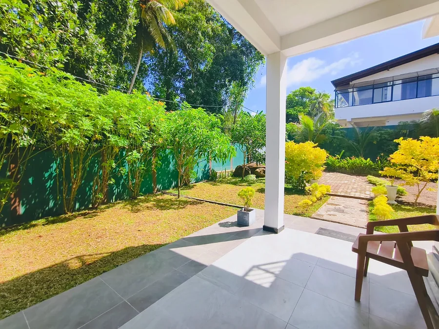 Terrasse couverte ouverte sur le jardin tropical — Syndeo Garden, Hikkaduwa