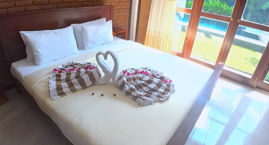Cygnes décoratifs en serviettes sur le lit — Syndeo Garden, Hikkaduwa