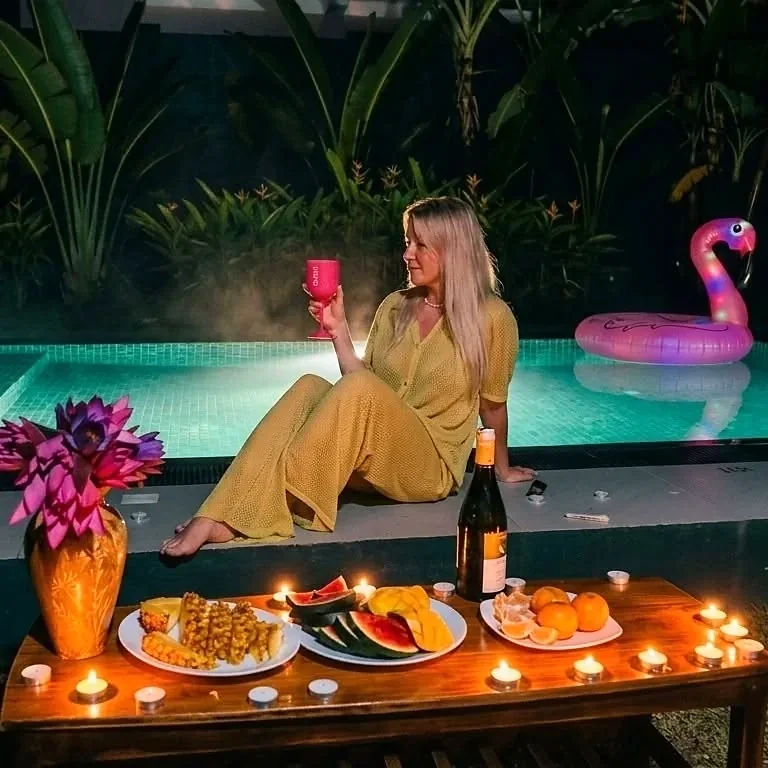 Une soirée au bord de la piscine privée — Syndeo Garden, Hikkaduwa