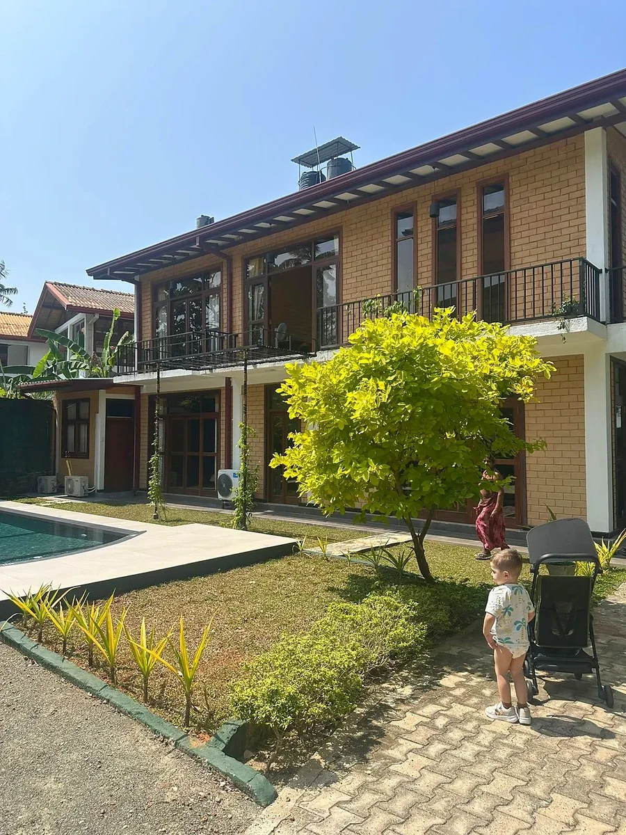 Un moment en famille dans le jardin tropical — Syndeo Garden, Hikkaduwa