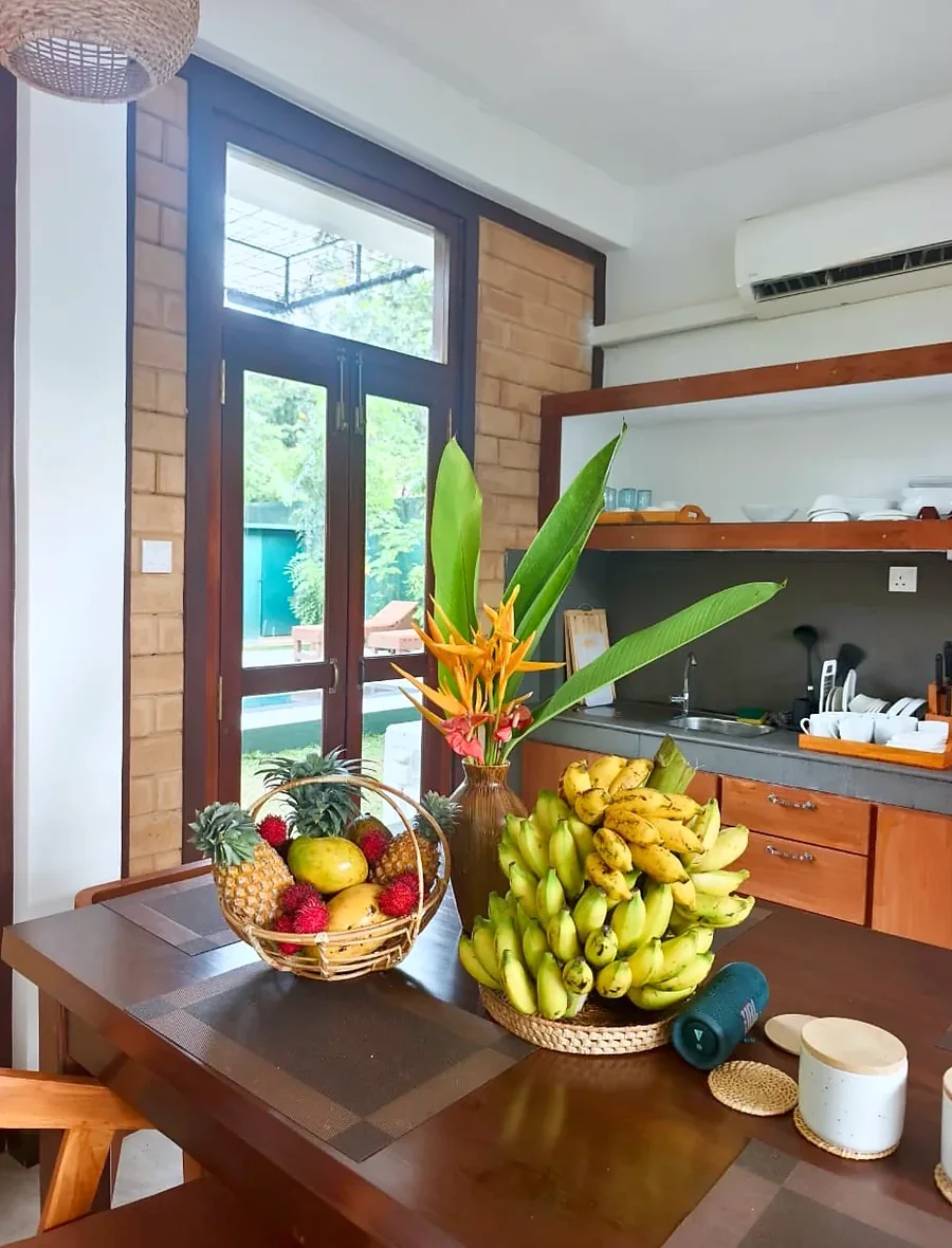 Fruits frais et fleurs sur la table à manger en bois — Syndeo Garden, Hikkaduwa