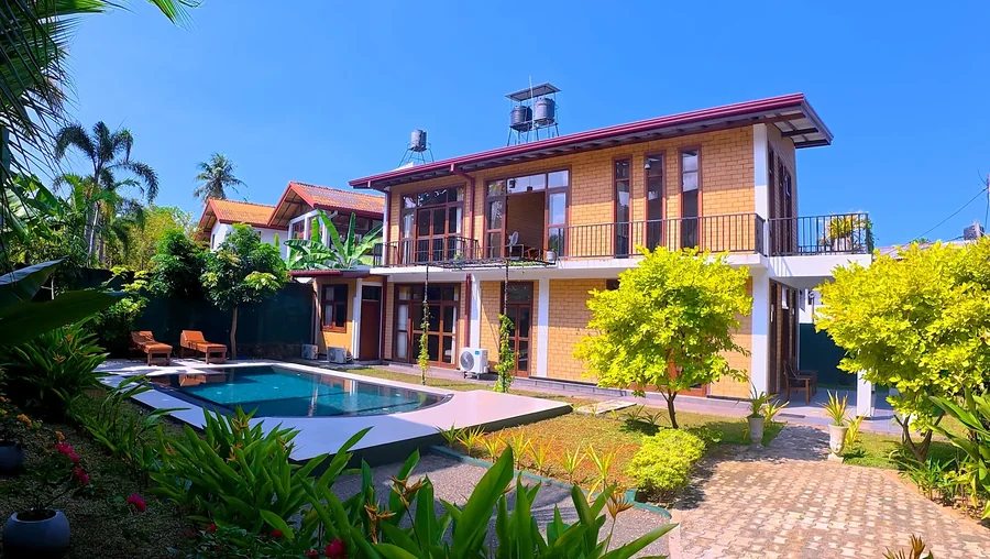 Allée du jardin menant à la villa avec piscine — Syndeo Garden, Hikkaduwa