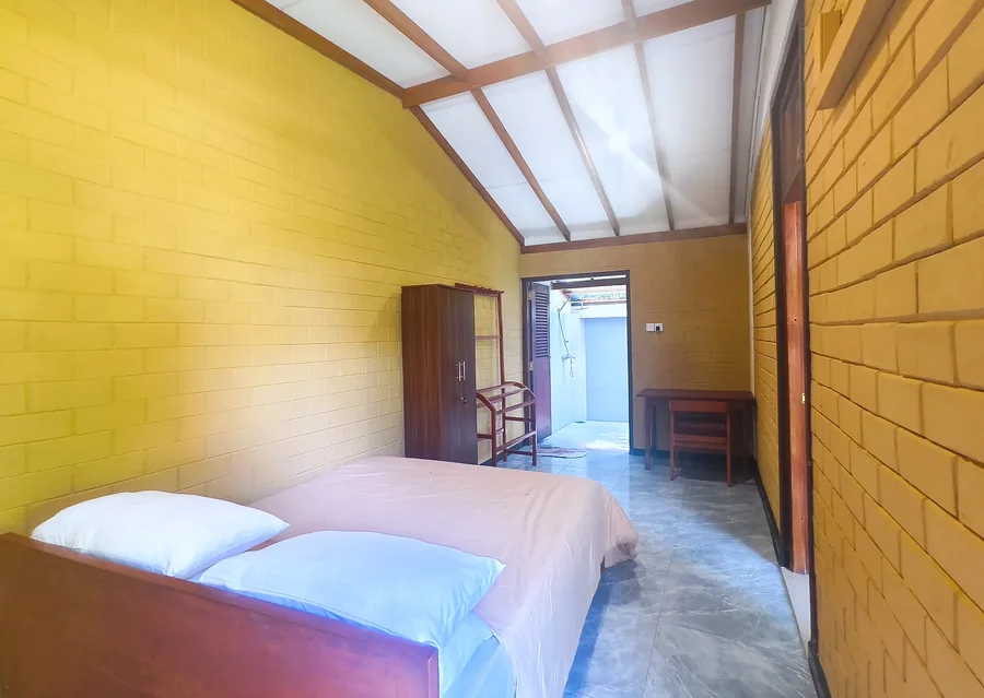 Chambre au rez-de-chaussée avec meubles en bois — Syndeo Garden, Hikkaduwa