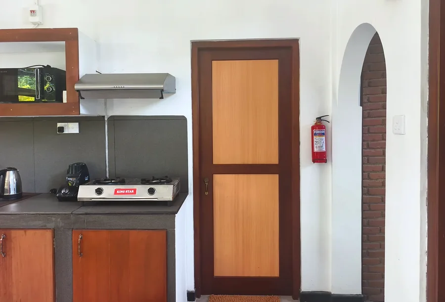 Cuisine moderne avec plaque de cuisson et placards en bois — Syndeo Garden, Hikkaduwa
