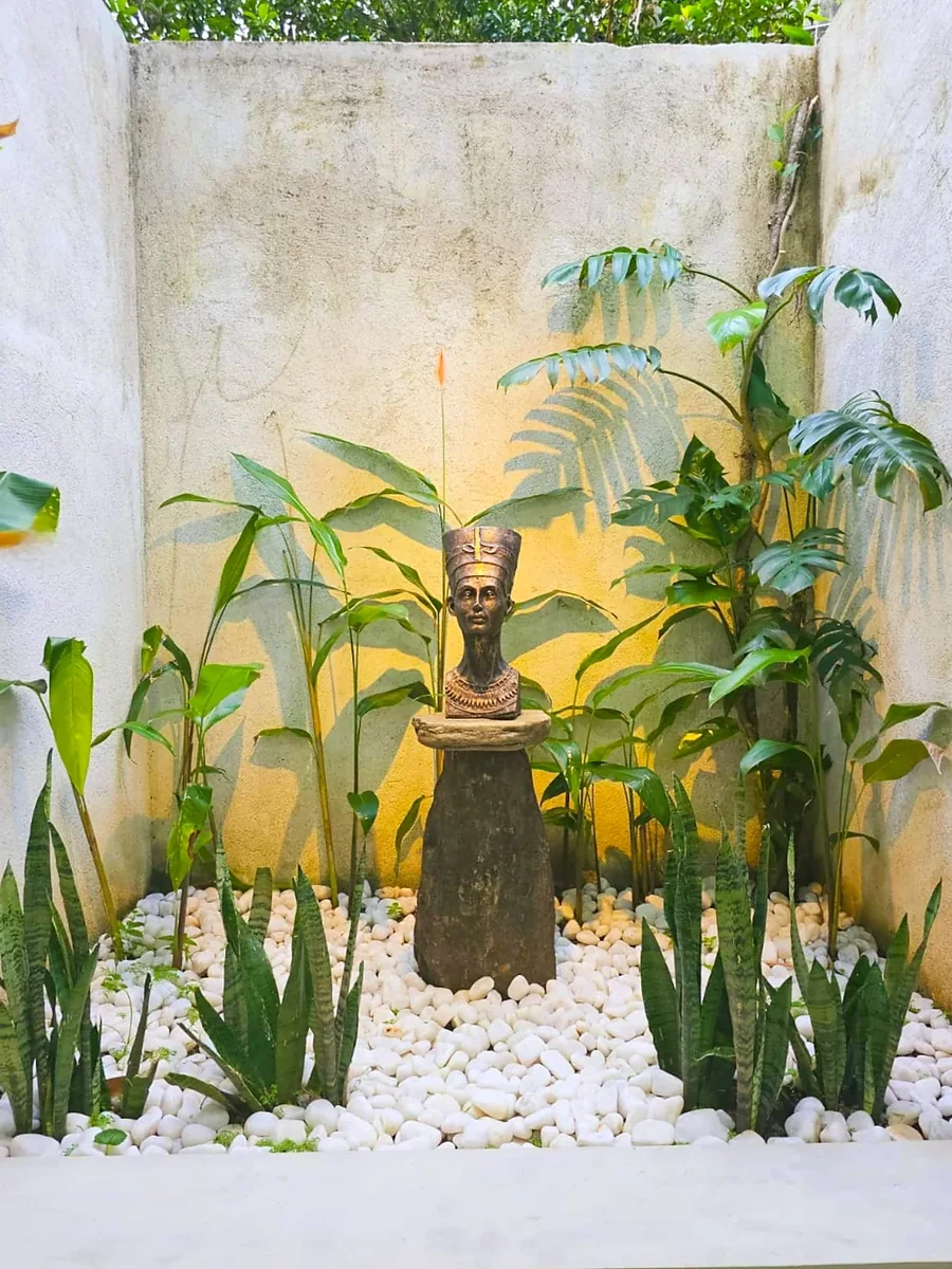 Cour végétalisée avec statue décorative de Bouddha — Syndeo Garden, Hikkaduwa