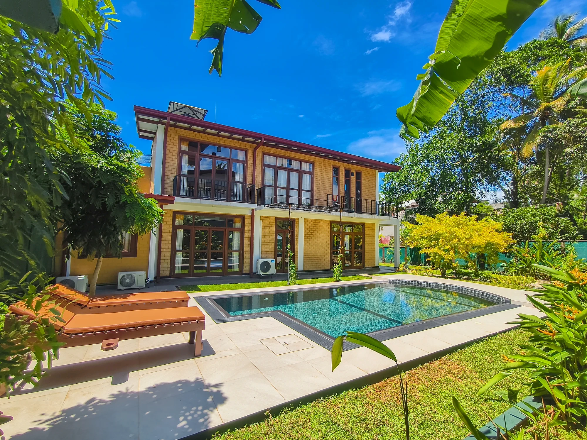 Piscine privée avec transats dans le jardin — Syndeo Garden, Hikkaduwa