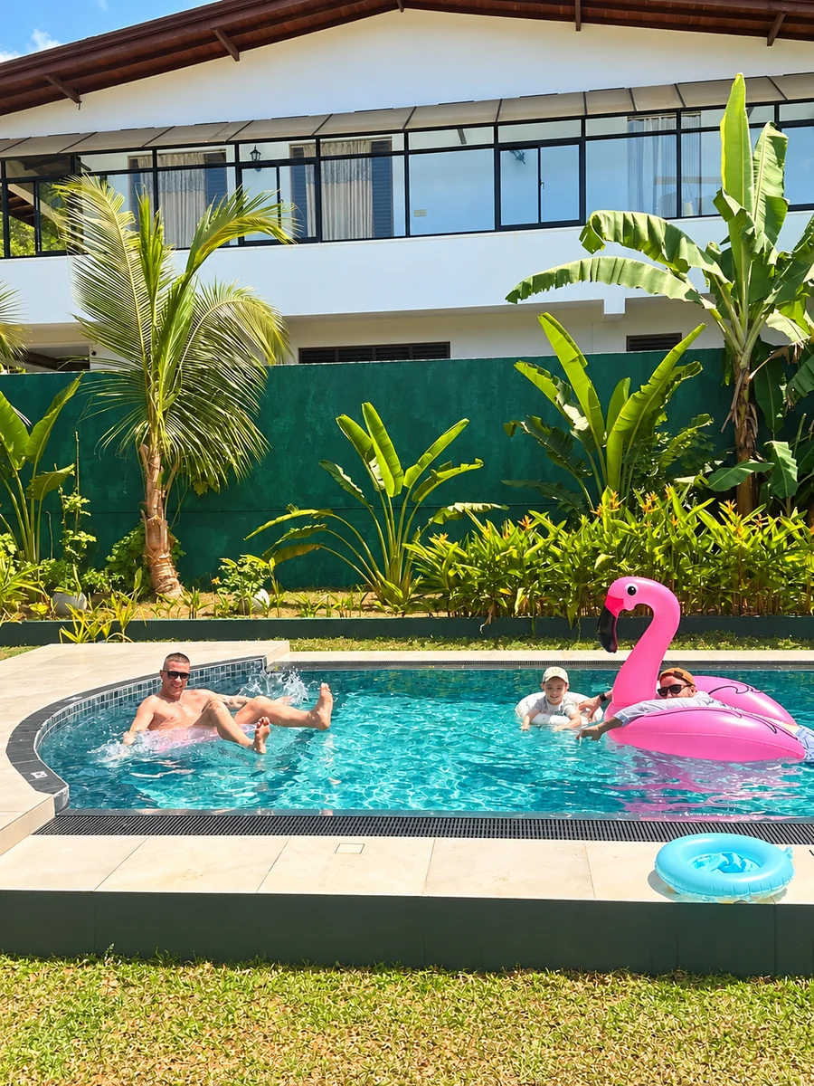 Moments de vacances dans la piscine privée — Syndeo Garden, Hikkaduwa