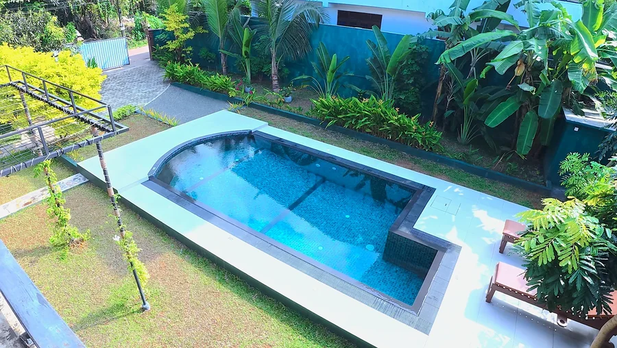 Piscine privée et jardin tropical vus d’en haut — Syndeo Garden, Hikkaduwa