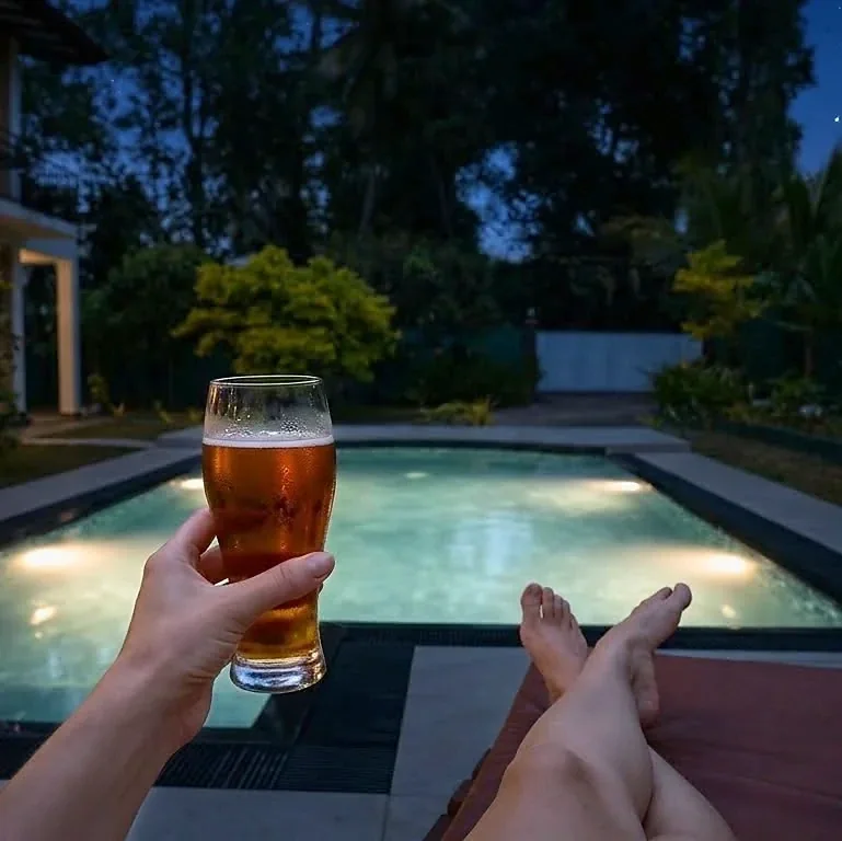 Détente au bord de la piscine au crépuscule — Syndeo Garden, Hikkaduwa