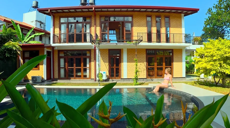 Un moment de détente au bord de la piscine privée devant la villa — Syndeo Garden, Hikkaduwa
