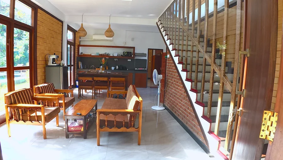 Grand salon et salle à manger avec escalier en bois — Syndeo Garden, Hikkaduwa