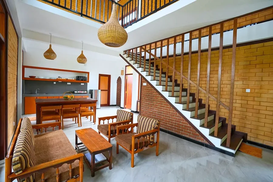 Grand salon et salle à manger avec escalier en bois — Syndeo Garden, Hikkaduwa