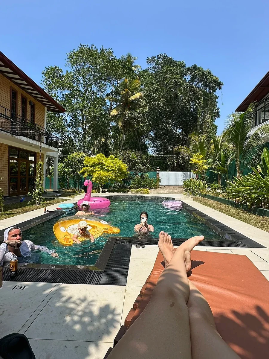 Un après-midi ensoleillé au bord de la piscine — Syndeo Garden, Hikkaduwa
