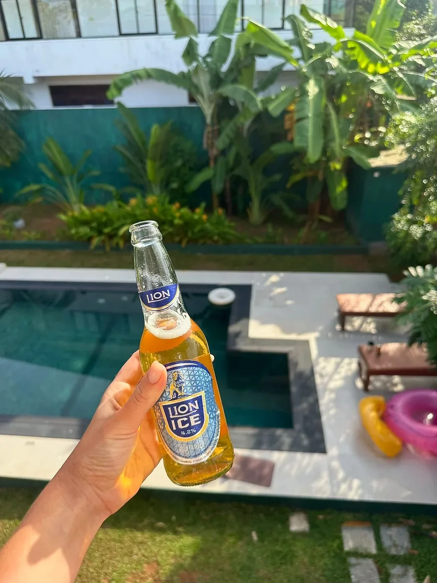 Un après-midi ensoleillé au bord de la piscine — Syndeo Garden, Hikkaduwa