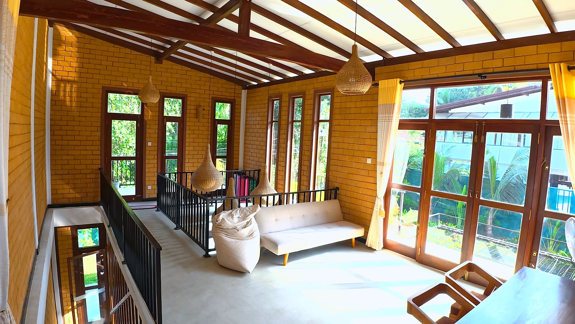 Coin salon à l’étage donnant sur la piscine et le jardin — Syndeo Garden, Hikkaduwa