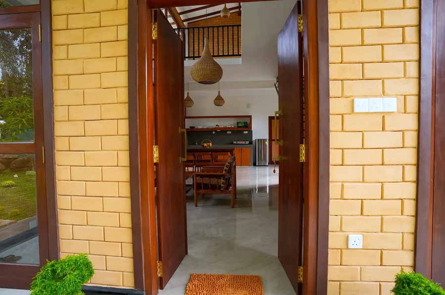 Entrée de la villa aux murs de briques et portes en bois — Syndeo Garden, Hikkaduwa