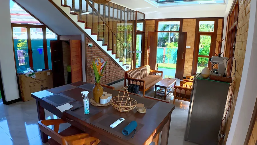Table et chaises en bois dans la villa — Syndeo Garden, Hikkaduwa
