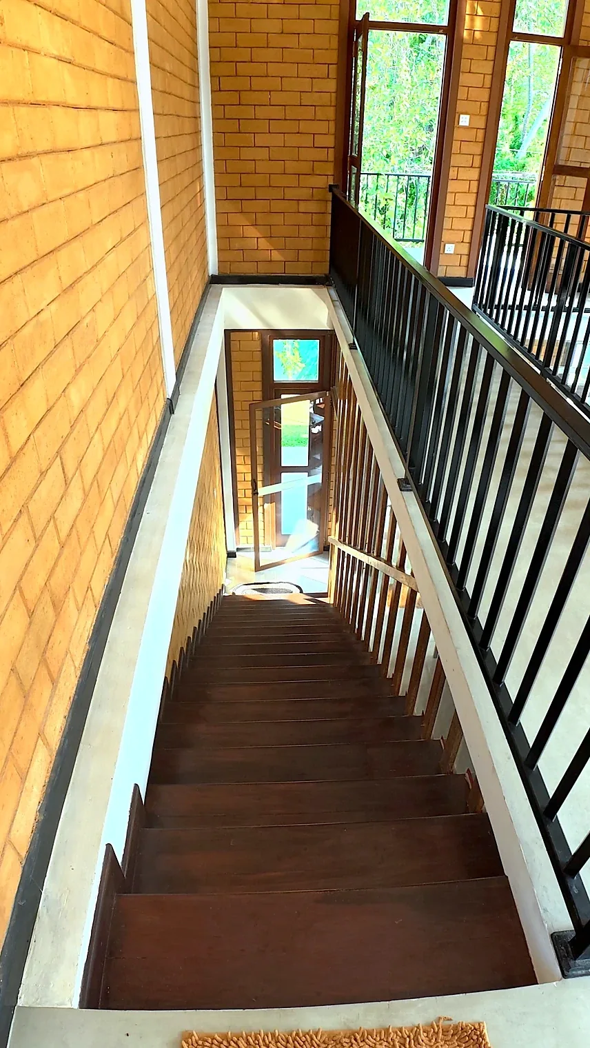 Escalier en bois et galerie à l’étage — Syndeo Garden, Hikkaduwa