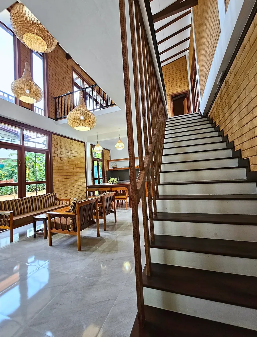 Escalier en bois et galerie à l’étage — Syndeo Garden, Hikkaduwa