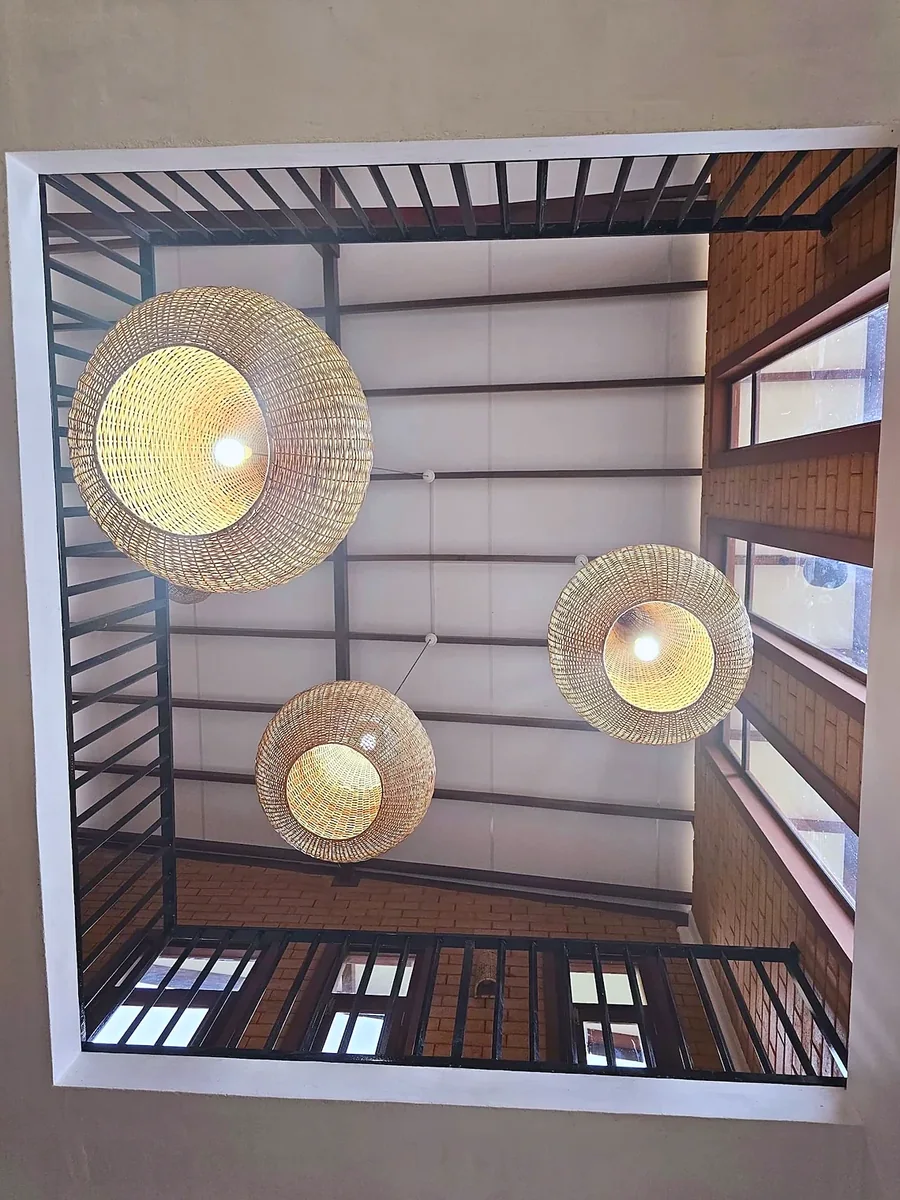 Luminaires tressés sous un plafond en bois — Syndeo Garden, Hikkaduwa